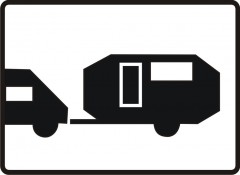 Das Schild weist auf Fahrzeuge mit Campingwagen hin
