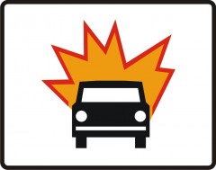 Das Schild weist auf Fahrzeuge mit explosiven oder leicht entzündbaren Gütern hin