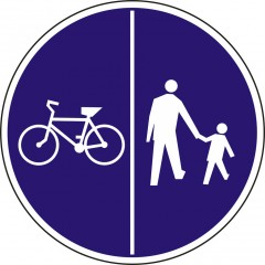 Znak wskazujący ruch rowerów lewą stroną drogi i ruch pieszych prawą stroną drogi.